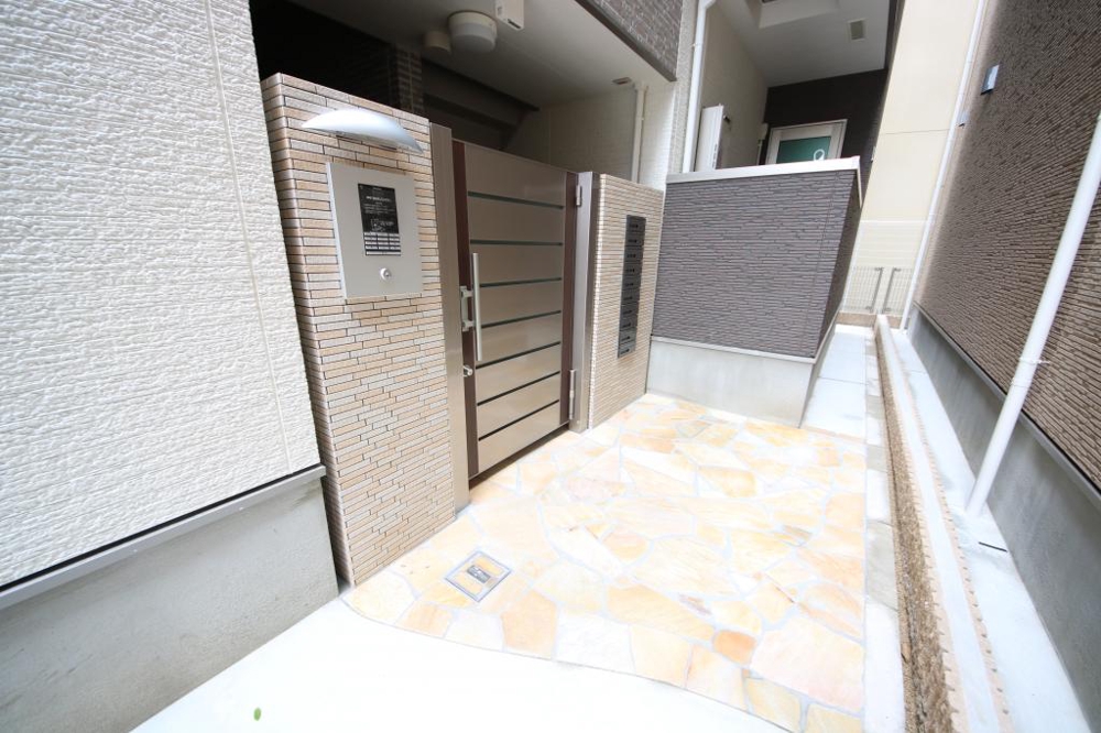 28/30 エントランス