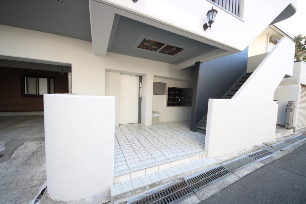 27/30 エントランス