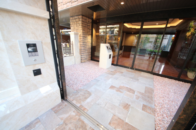 28/30 エントランス