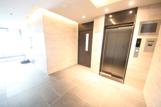 28/30 エントランス