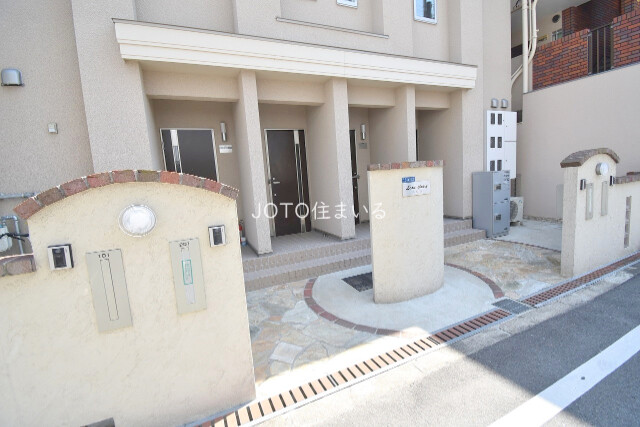 18/25 エントランス