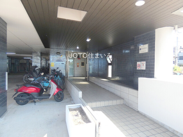 23/30 エントランス