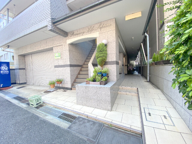 18/25 エントランス