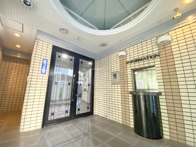 16/23 エントランス