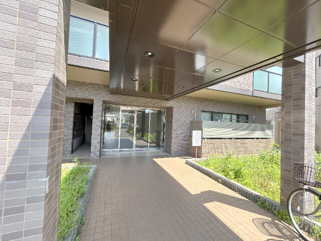 24/30 エントランス