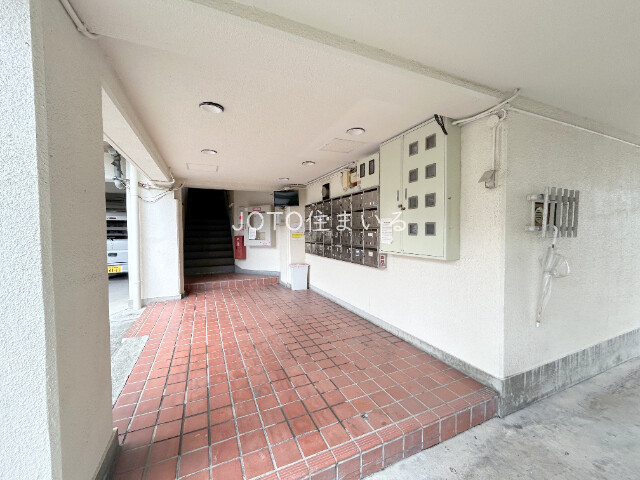 16/23 エントランス