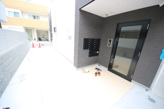 27/30 エントランス