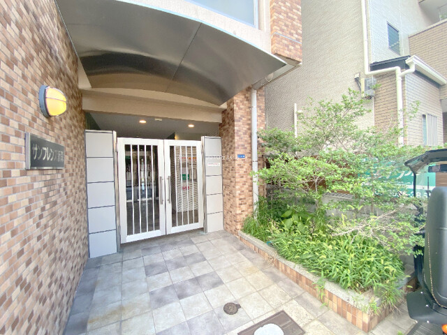 21/28 エントランス