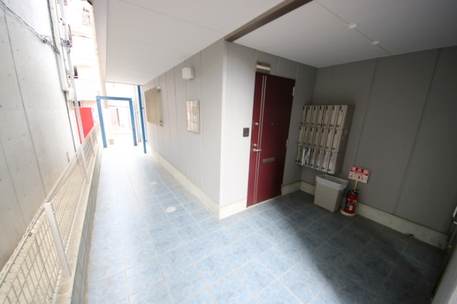 27/30 エントランス