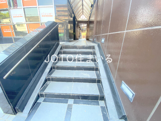 18/26 エントランス