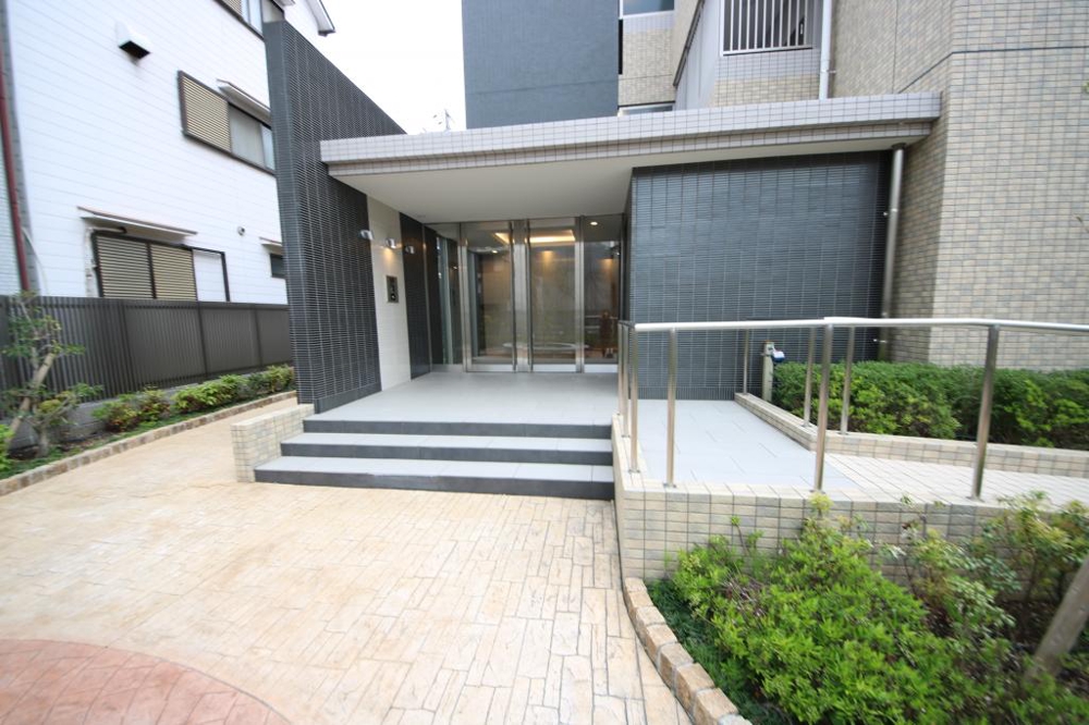 27/30 エントランス