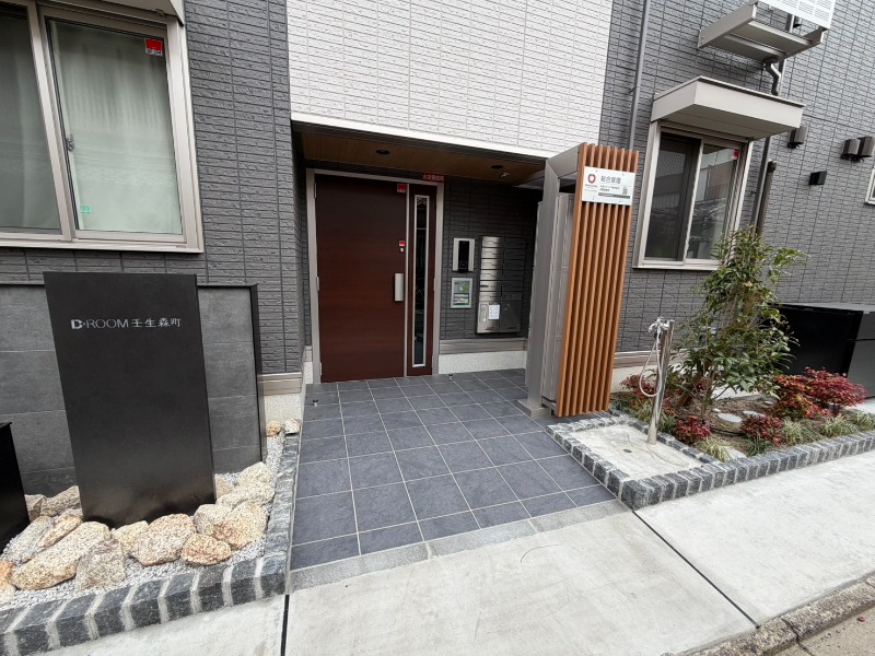 27/28 エントランス