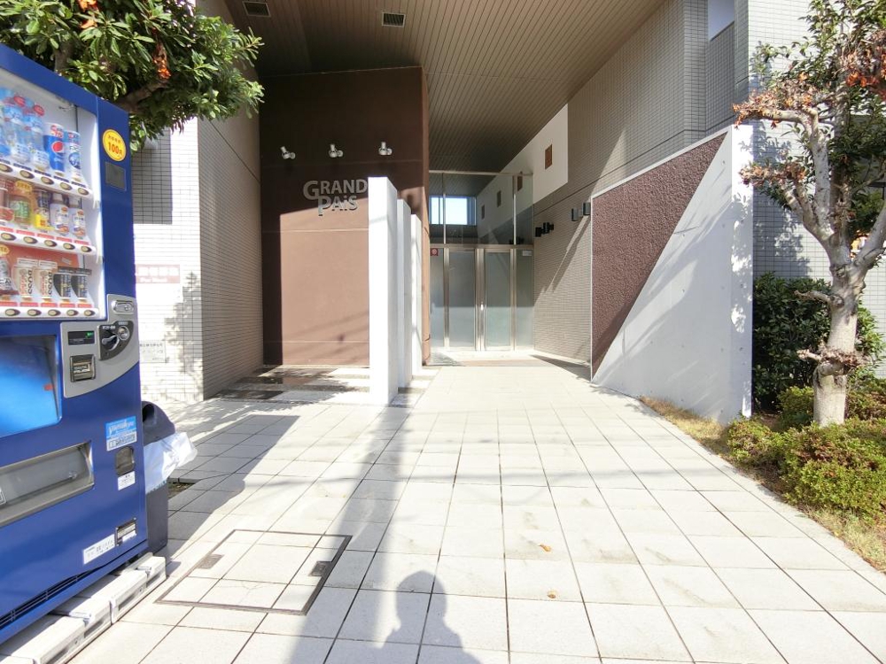 25/30 エントランス