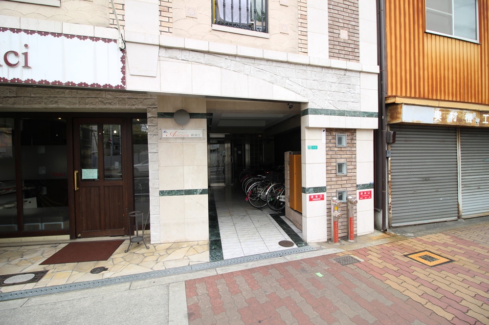 27/30 エントランス