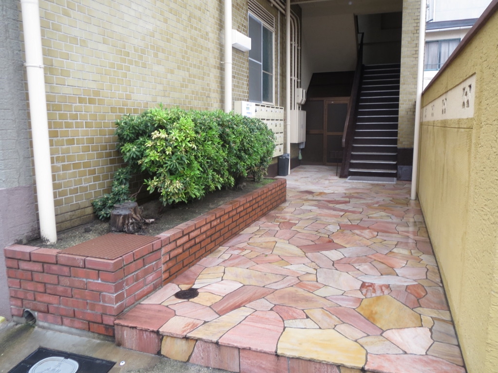 28/30 エントランス