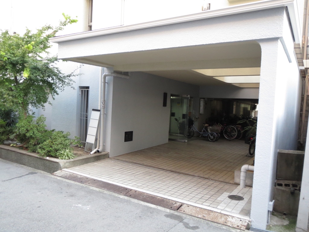 21/30 エントランス