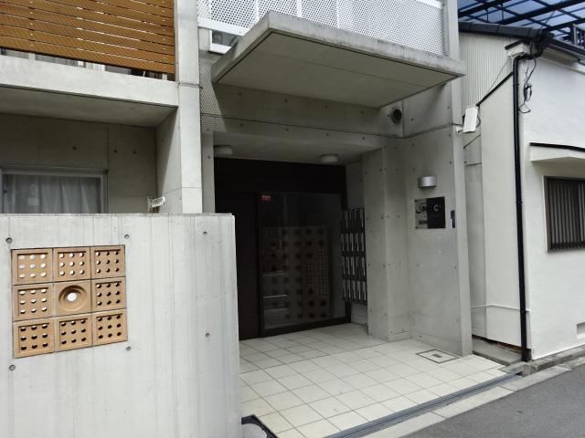 27/30 エントランス