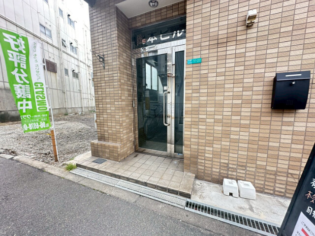 30/30 エントランス