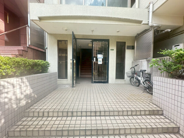 24/30 エントランス