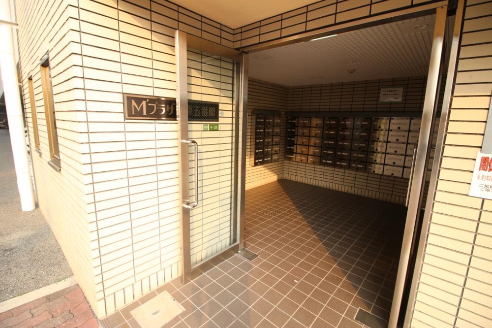 27/30 エントランス