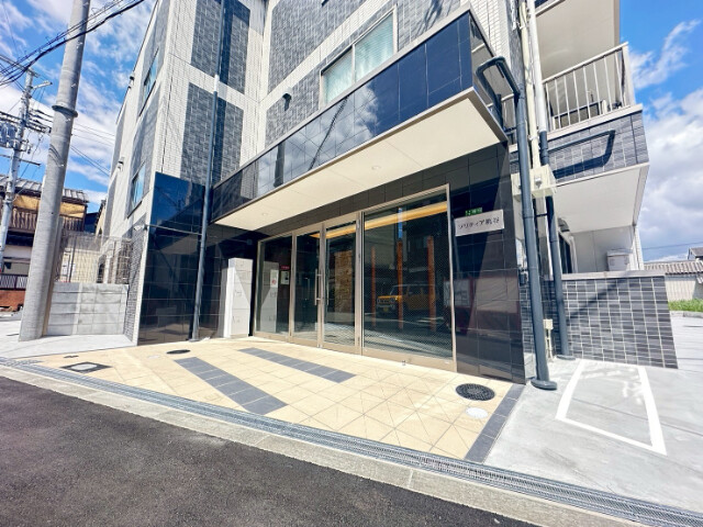 27/30 エントランス