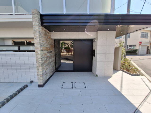 26/30 エントランス