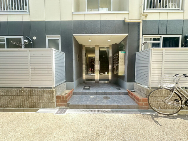 24/30 エントランス