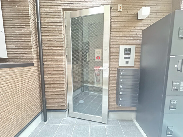 16/23 エントランス