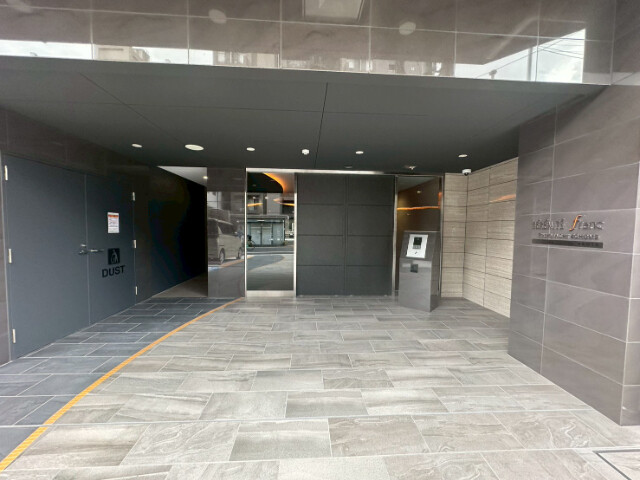 26/30 エントランス