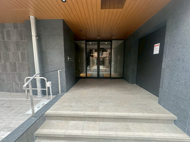 24/30 エントランス