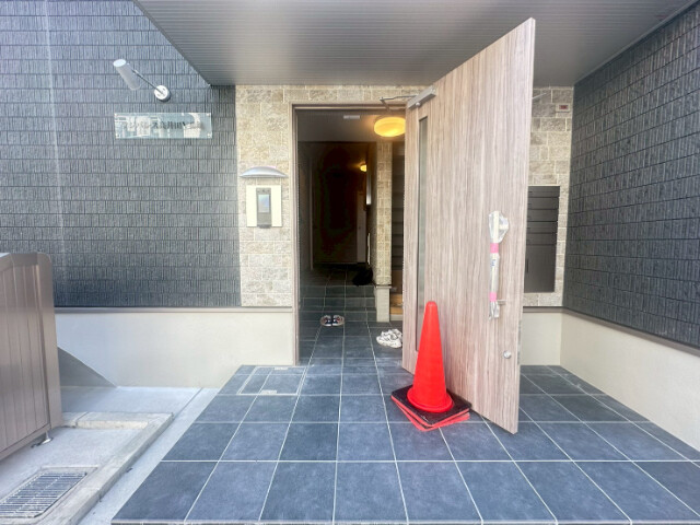 24/30 エントランス