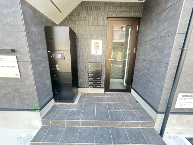 27/30 エントランス