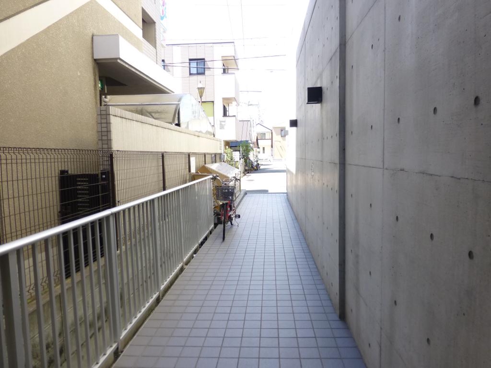 27/30 エントランス