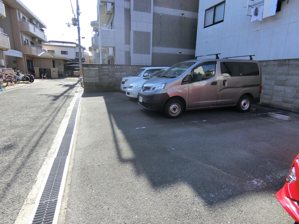 27/30 駐車場