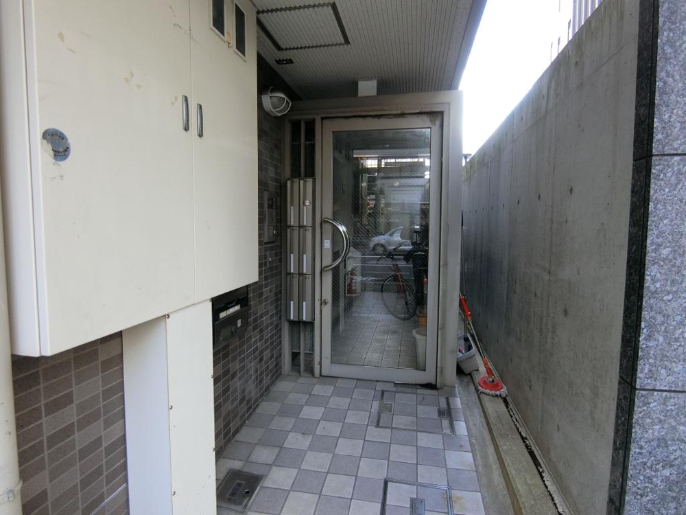 27/30 エントランス