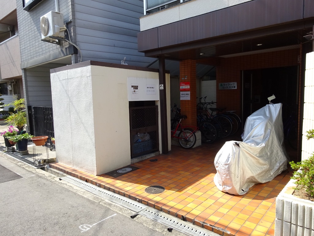 23/30 エントランス