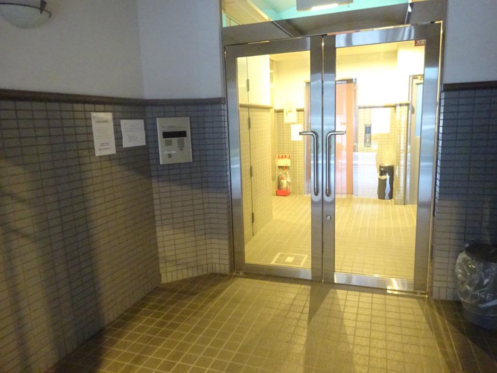 27/30 エントランス