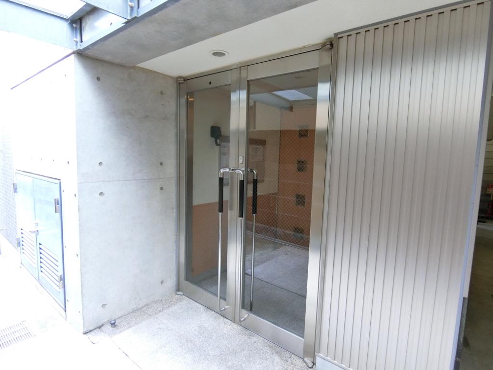 27/30 エントランス