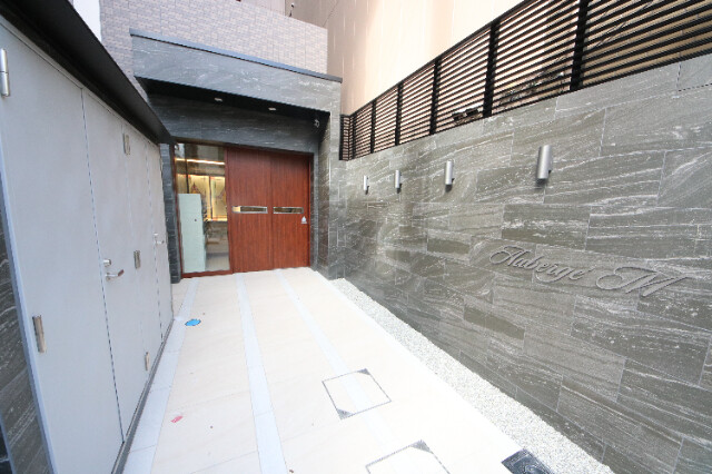 28/30 エントランス