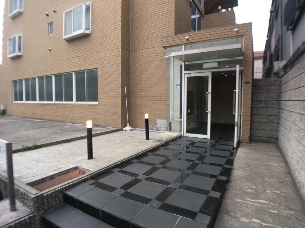 26/30 エントランス