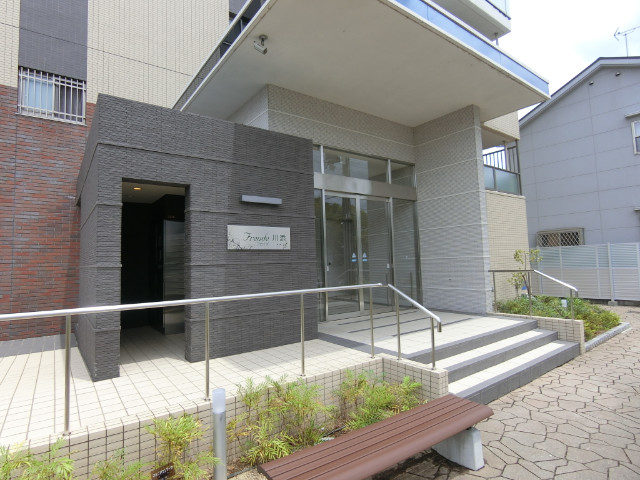 27/30 エントランス