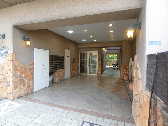 27/30 エントランス