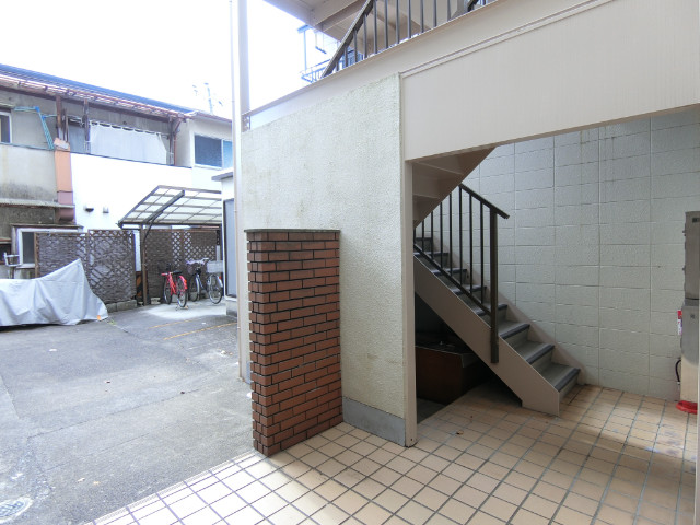 27/30 エントランス