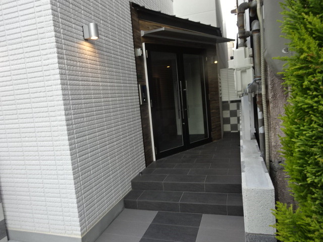 23/25 エントランス