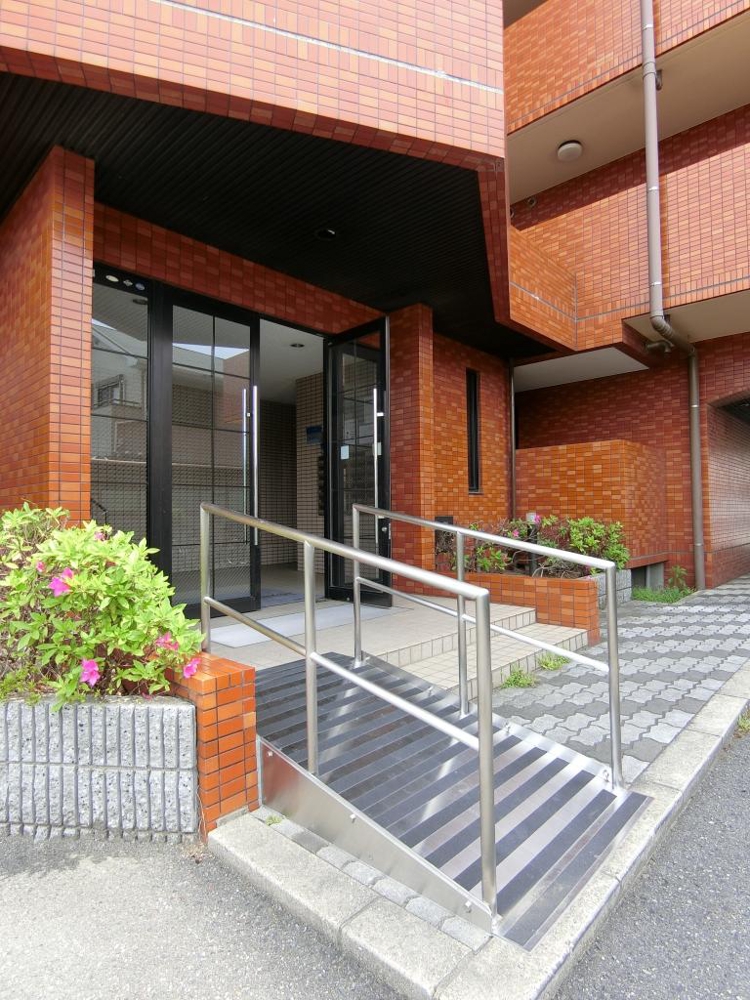 26/30 エントランス