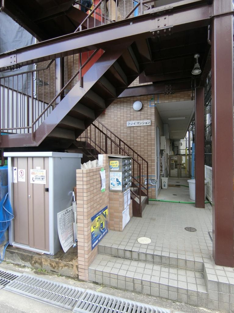 25/30 エントランス