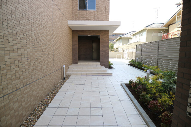 24/27 エントランス