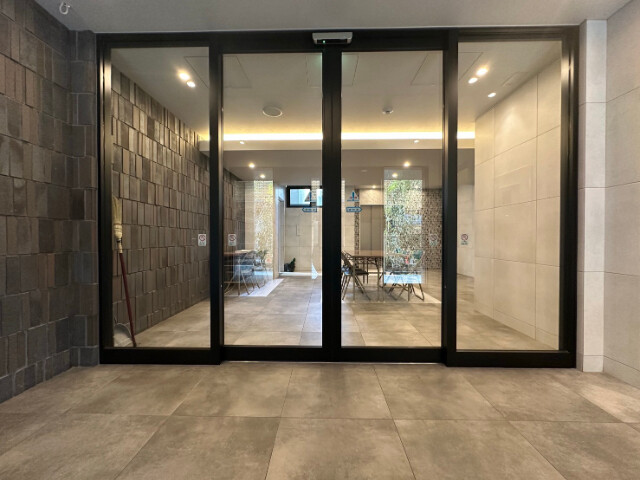 27/30 エントランス