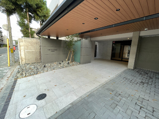 26/27 エントランス