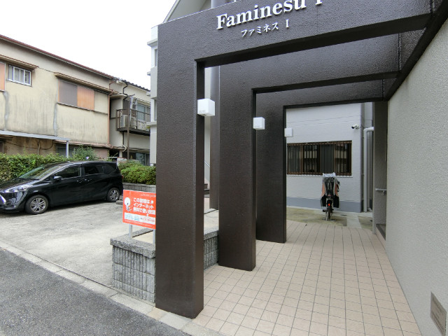 27/30 エントランス